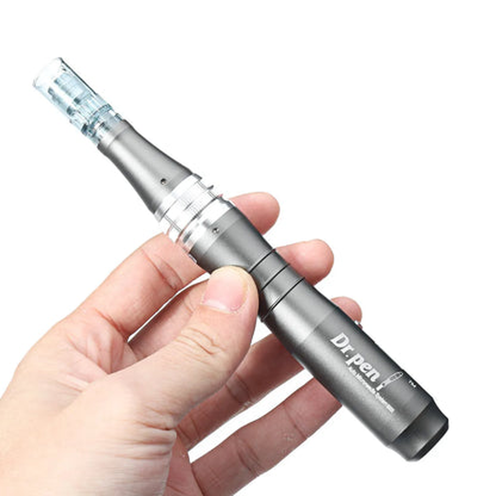 Dr. Pen M8 sostenido en una mano para mostrar forma y tamaño